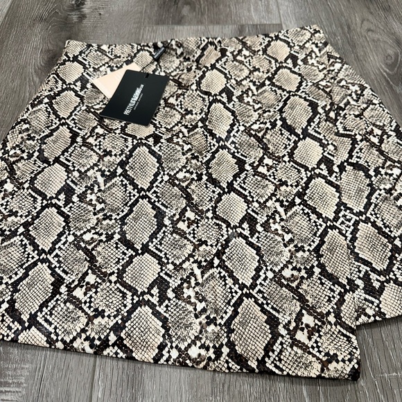NWT PrettyLittleThing Stone Snake Print Faux Leather Wrap Mini Skirt US 8 - Picture 3 of 6